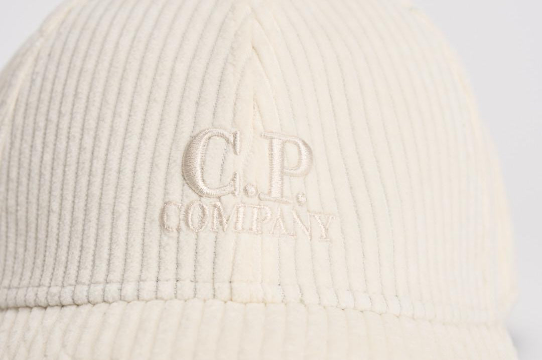 Cappellino uomo a costine panna CMAC226A 110472A402 CP COMPANY 