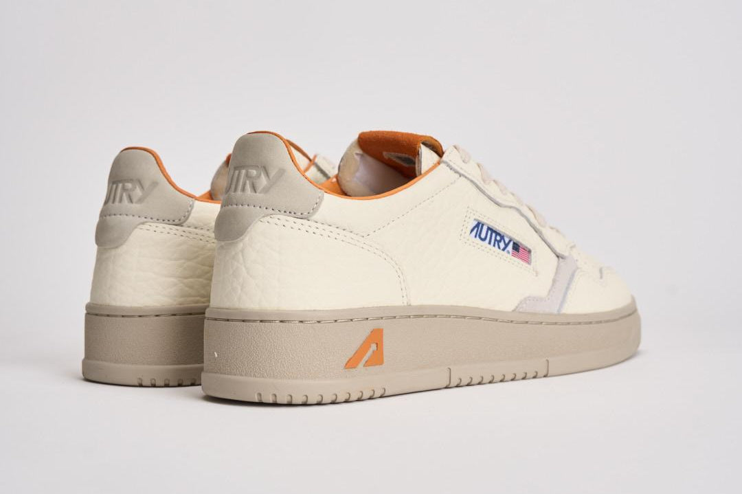 Sneakers uomo Medalist Low bianca e arancione AULM NE13 AUTRY 