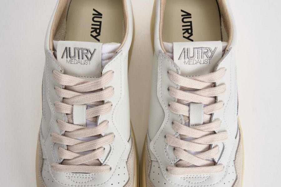 Sneakers uomo Medalist Low in suede beige e caramello AULM LS16 AUTRY 