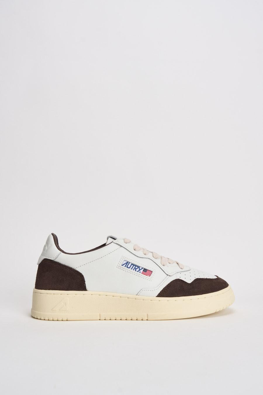Sneakers uomo Medalist Low in suede bianca e marrone AULM FT19 AUTRY 