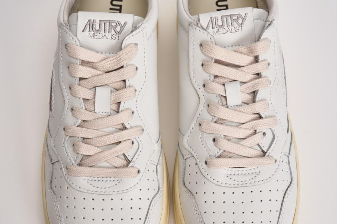 Sneakers Medalist low uomo nera e bianca AULM LL22 AUTRY 