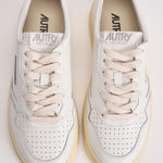 Sneakers donna medalist low in pelle bianca e rosa AULW LL16 AUTRY 