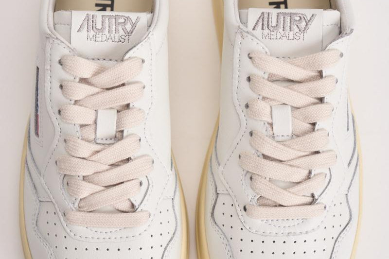 Sneakers donna medalist low in pelle bianca e rosa AULW LL16 AUTRY 
