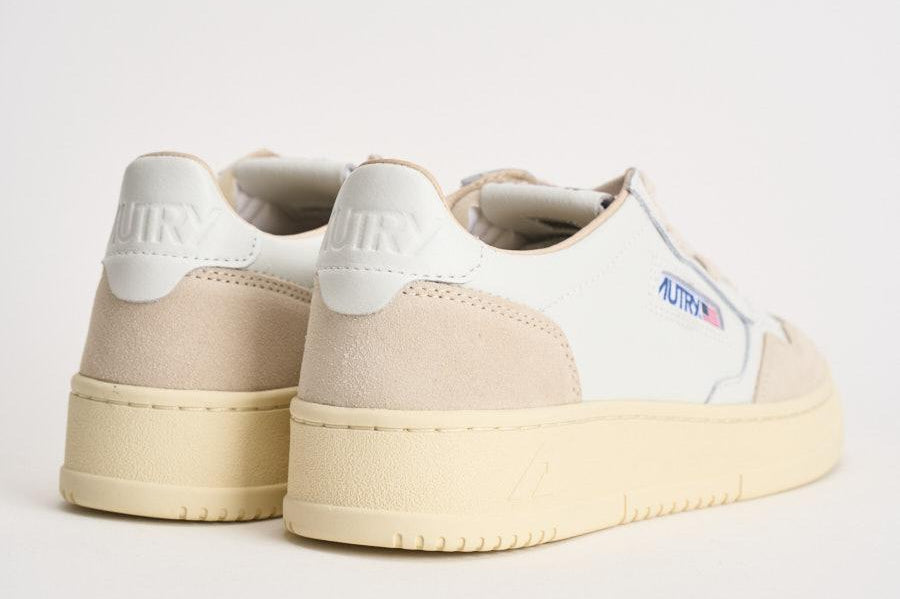 Sneakers donna Medalist Low in suede bianca e panna AULW LS33 AUTRY 