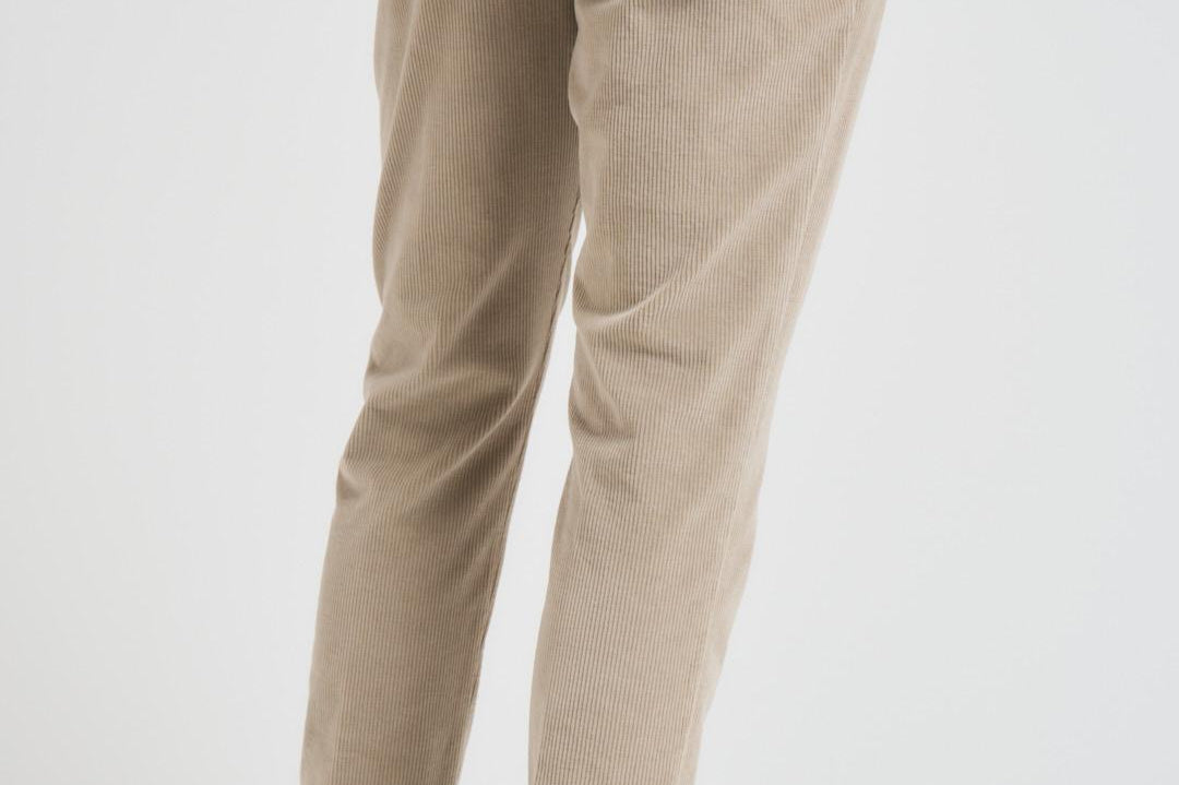 Pantalone uomo con pence in velluto a coste tortora RETRO DV0500XBEIGE BERWICH 