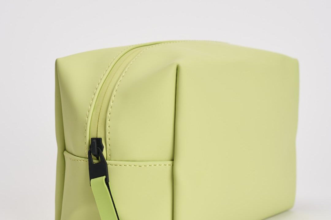 Borsa da toilette Wash Bag Small impermeabile gialla 15580 W3 RAINS 