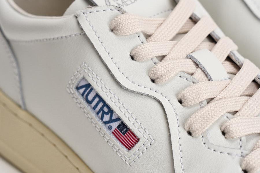 Sneakers uomo Medalist Low bianca e nera AULM LL22 AUTRY 