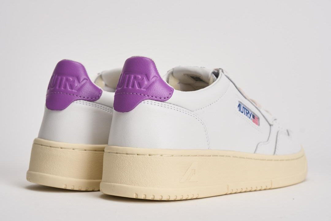 Sneakers donna Medalist Low bianca e e viola AULW LL08 AUTRY 