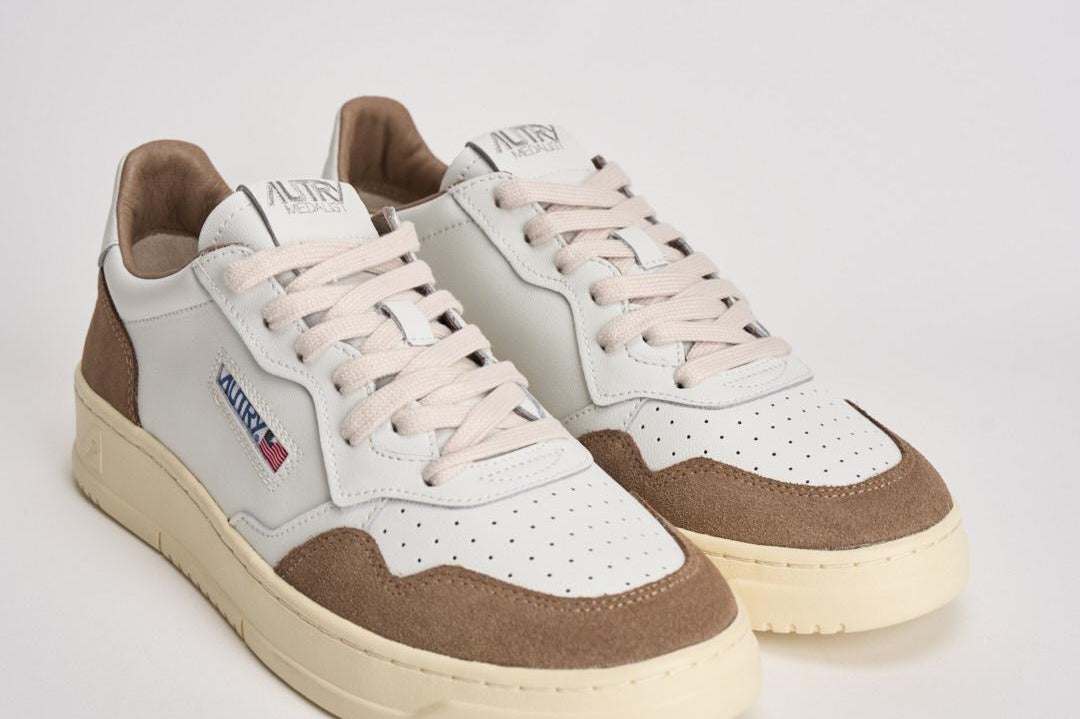 Sneakers uomo Medalist Low bianca e marrone AULM FT02 AUTRY 