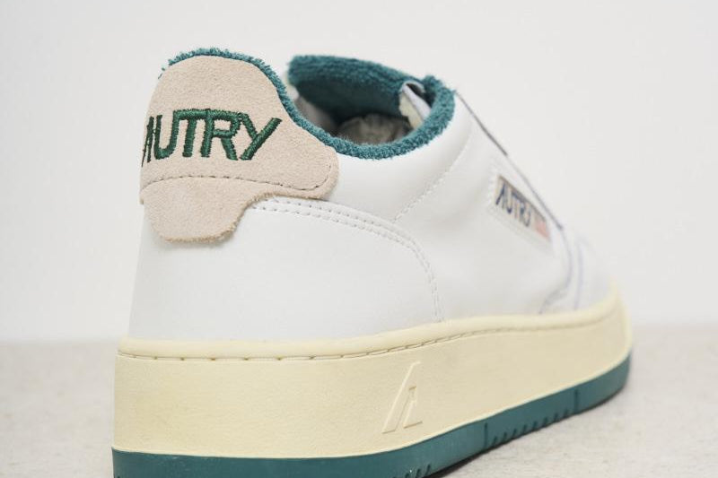 Sneakers uomo Medalist panna e verde AULM VS06 AUTRY 