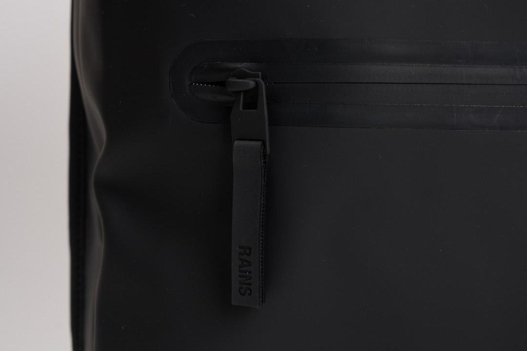 Zaino nero impermeabile uomo 13320 01 RAINS 