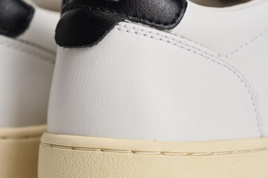 Sneakers Medalist low uomo nera e bianca AULM LL22 AUTRY 