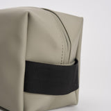 Borsa da toilette Wash Bag Small impermeabile grigia 15580 108 RAINS 