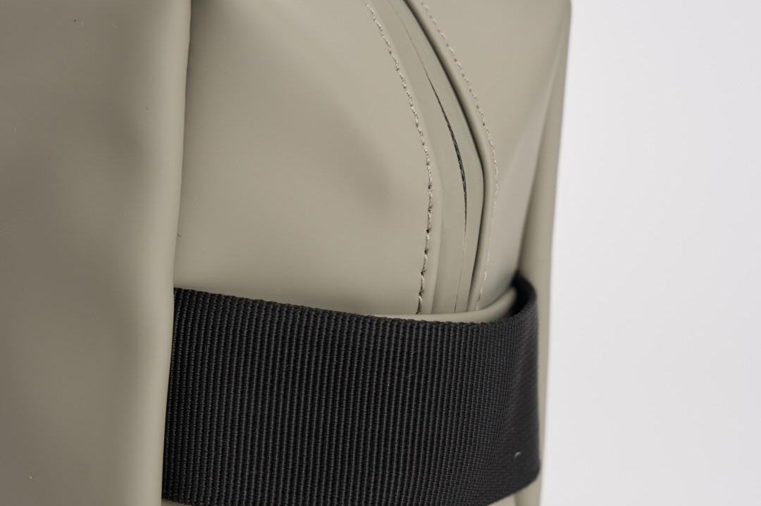 Borsa da toilette Wash Bag Small impermeabile grigia 15580 108 RAINS 