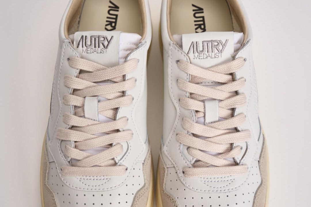 Sneakers uomo Medalist low in suede beige e nera AULM LS21 AUTRY 