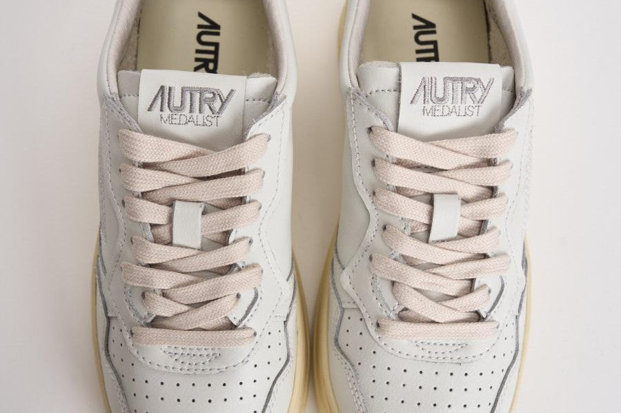 Sneakers donna medalist low in pelle bianca AULW LL15 AUTRY 