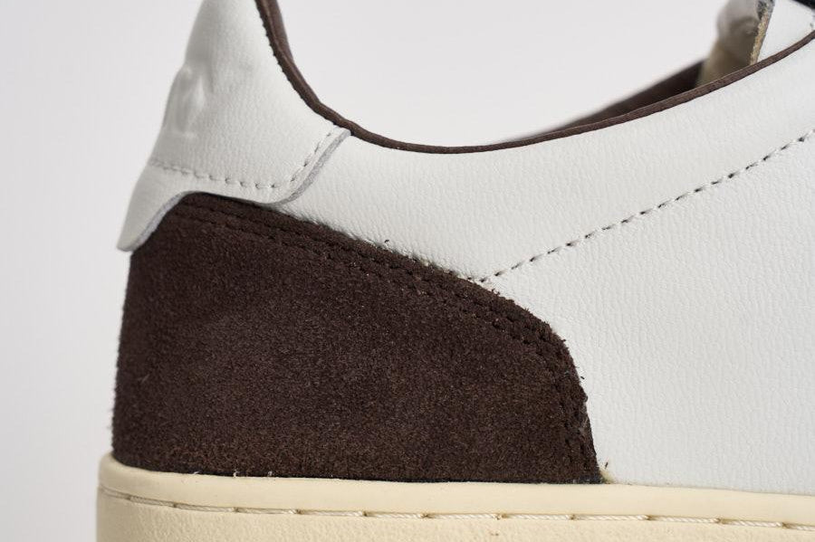 Sneakers uomo Medalist Low in suede bianca e marrone AULM FT19 AUTRY 