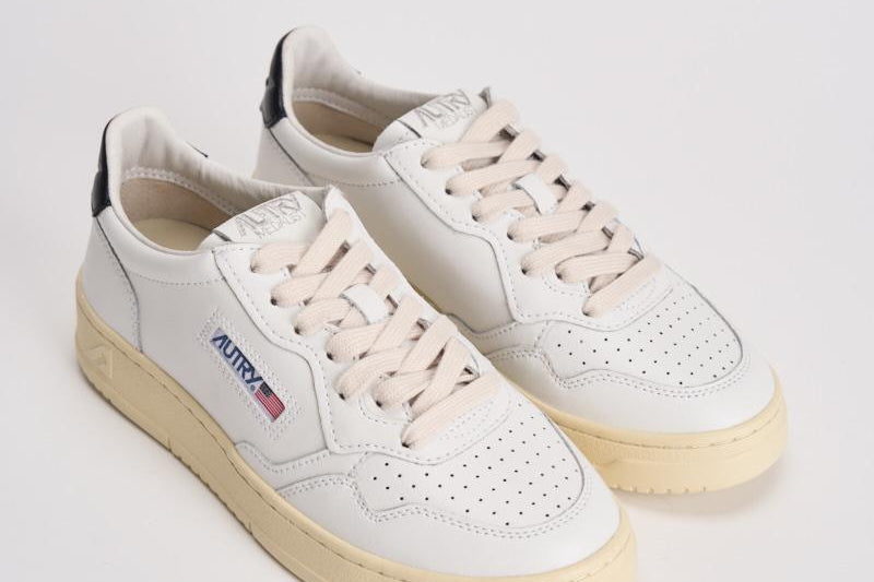 Sneakers donna Medalist bianca e nera AULW LL22 AUTRY 