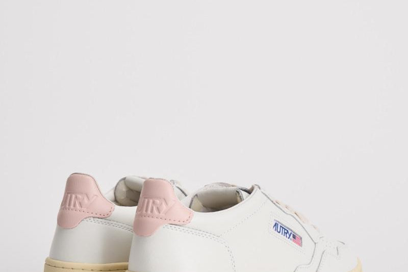 Sneakers donna medalist low in pelle bianca e rosa AULW LL16 AUTRY 