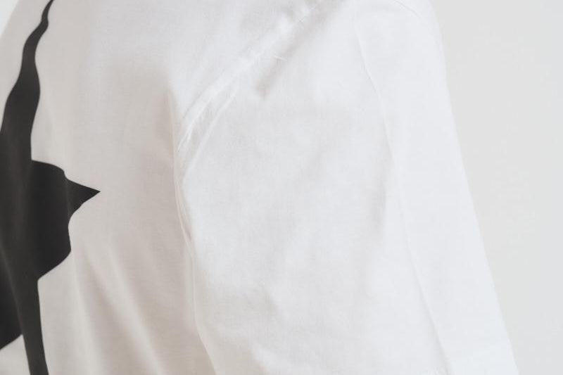 T-shirt uomo bianca con logo frontale nero GMP01220 P00087910283 GOLDEN GOOSE 
