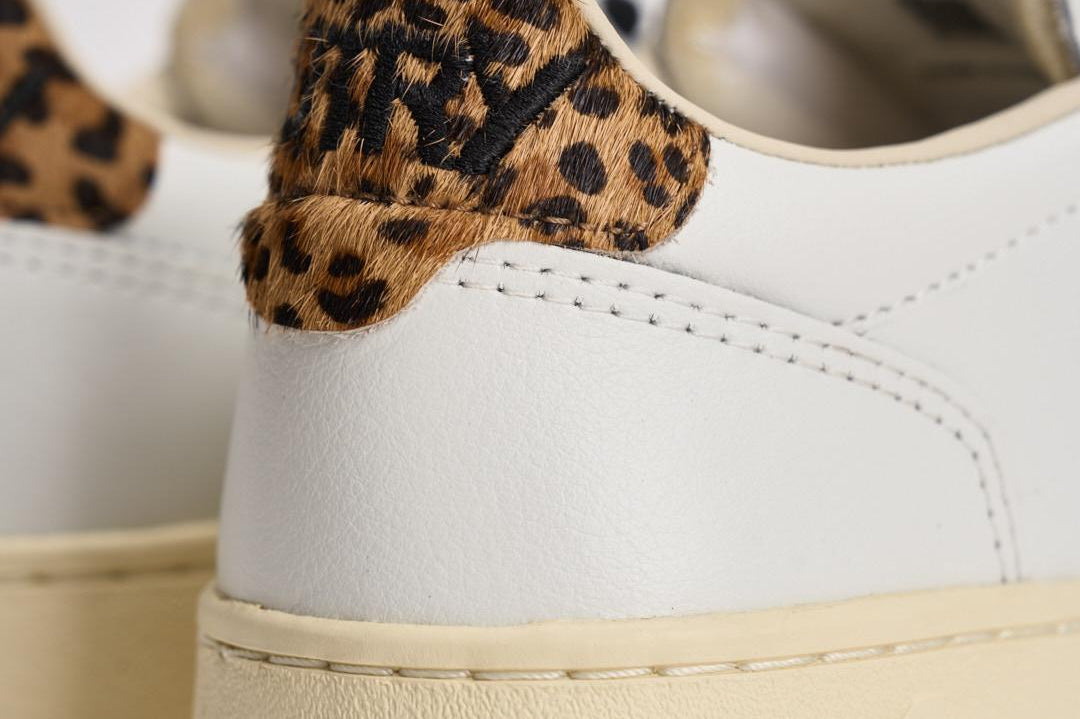 Sneakers donna Medalist Low bianca e cavallino leopardato AULW OC01 AUTRY 