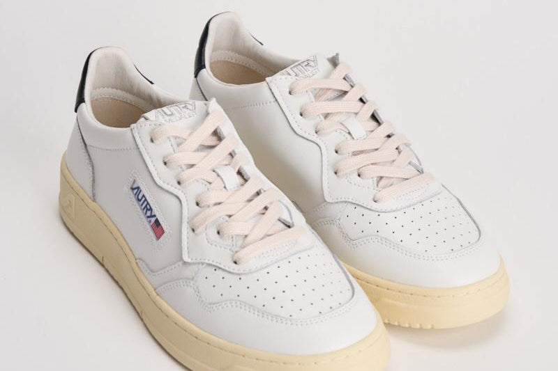 Sneakers uomo Medalist low bianca e nera AULM LL22 AUTRY 