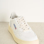 Sneakers uomo medalist low in pelle bianca e nera AULW LL22 AUTRY 