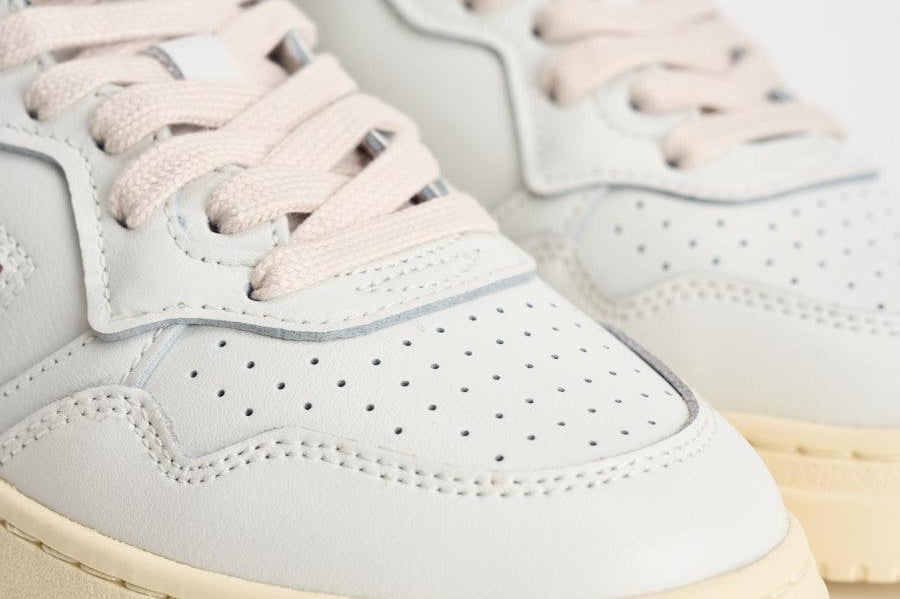 Sneakers donna Medalist Low bianca e oro AULW LL06 AUTRY 