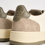 Sneakers uomo Medalist Low in suede beige e verde AULM BW07 AUTRY 
