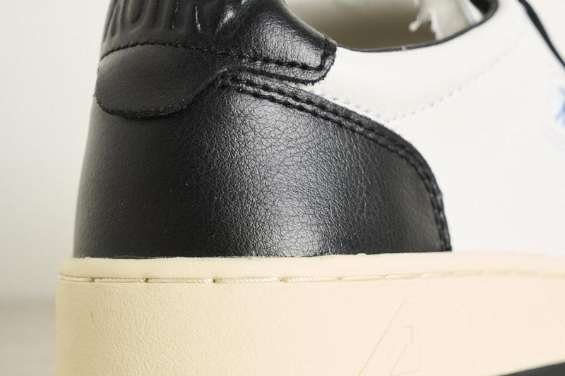 Sneakers uomo medalist low bicolor in pelle bianca e nera AULW WB01 AUTRY 