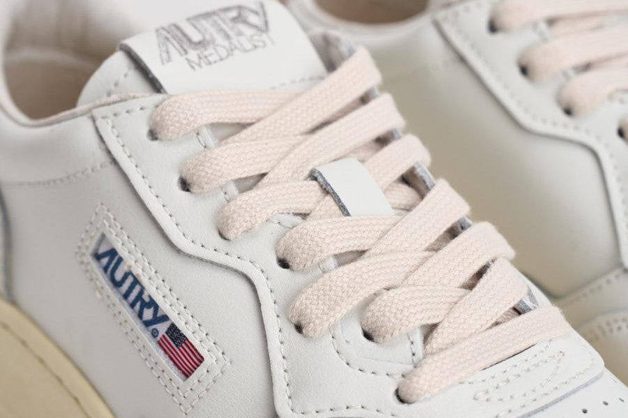 Sneakers Medalist Low donna bianca e rosa AULW LL16 AUTRY 