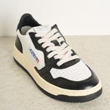 Sneakers uomo medalist low bicolor in pelle bianca e nera AULW WB01 AUTRY 