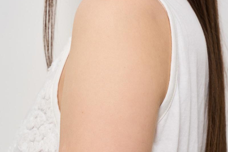 Top donna bianco con ricami floreali S25MD70 BIANCO TENSIONE IN 