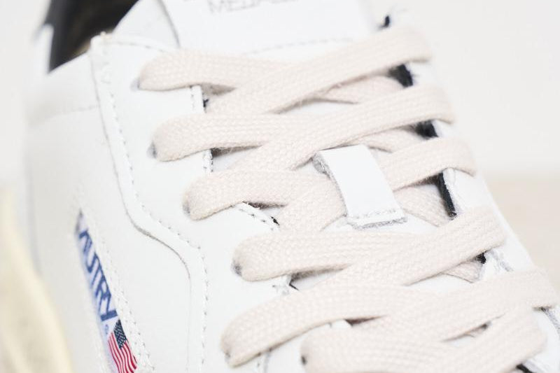 Sneakers uomo Medalist bianca e nera. AULM ML02 AUTRY 