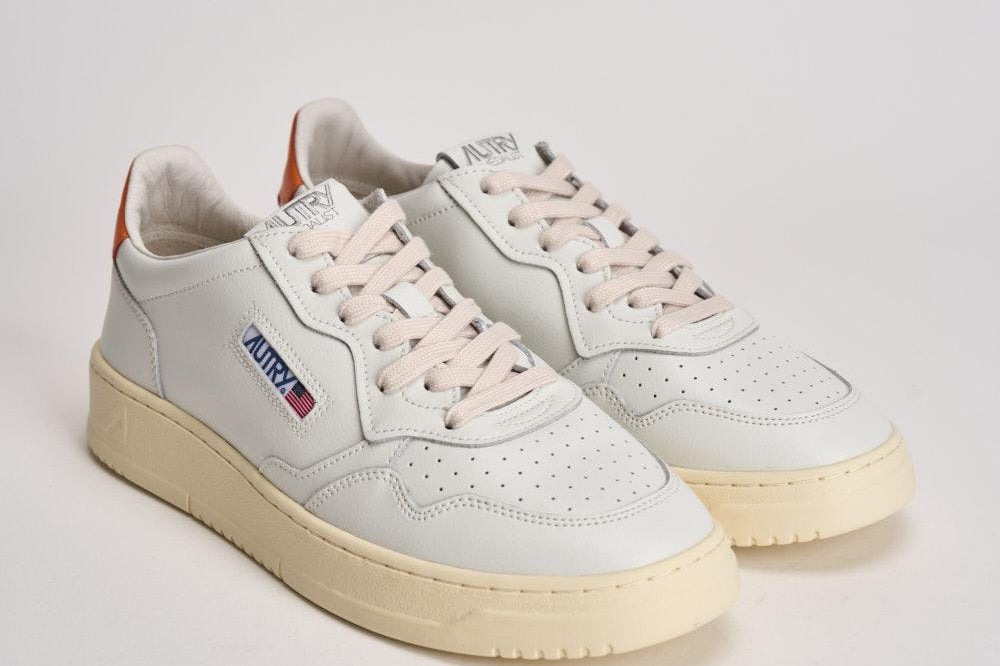 Sneakers uomo Medalist low bianca e arancione AULM LL26 AUTRY 