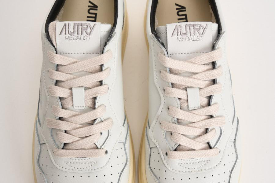 Sneakers uomo Medalist Low nera e bianca AULM ML02 AUTRY 