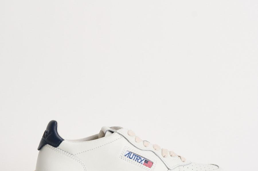 Sneakers uomo Medalist Low  in pelle bianca e blu AULM LL12 AUTRY 