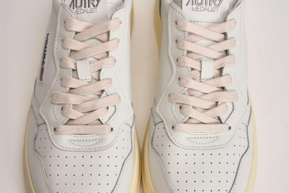 Sneakers uomo Medalist low bianca e arancione AULM LL26 AUTRY 