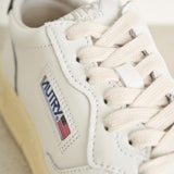 Sneakers uomo medalist low in pelle bianca e nera AULW LL22 AUTRY 