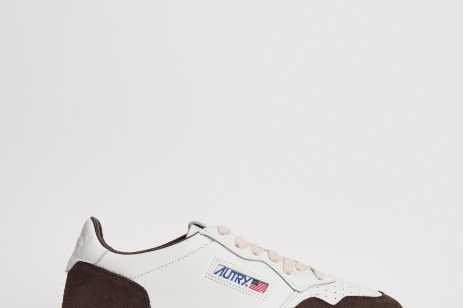 Sneakers uomo Medalist Low in suede bianca e marrone AULM FT19 AUTRY 
