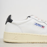 Sneakers donna Medalist bianca e nera AULW LL22 AUTRY 