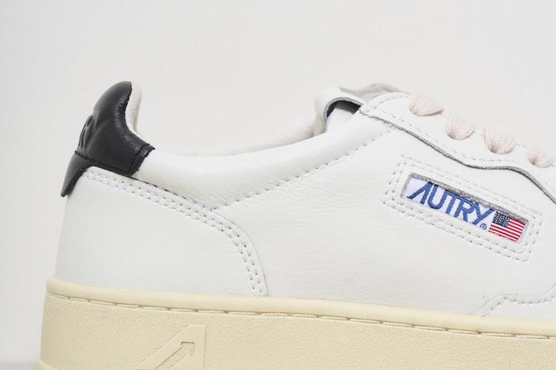 Sneakers donna Medalist bianca e nera AULW LL22 AUTRY 