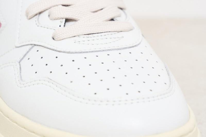Sneakers uomo Medalist bianca e nera. AULM ML02 AUTRY 