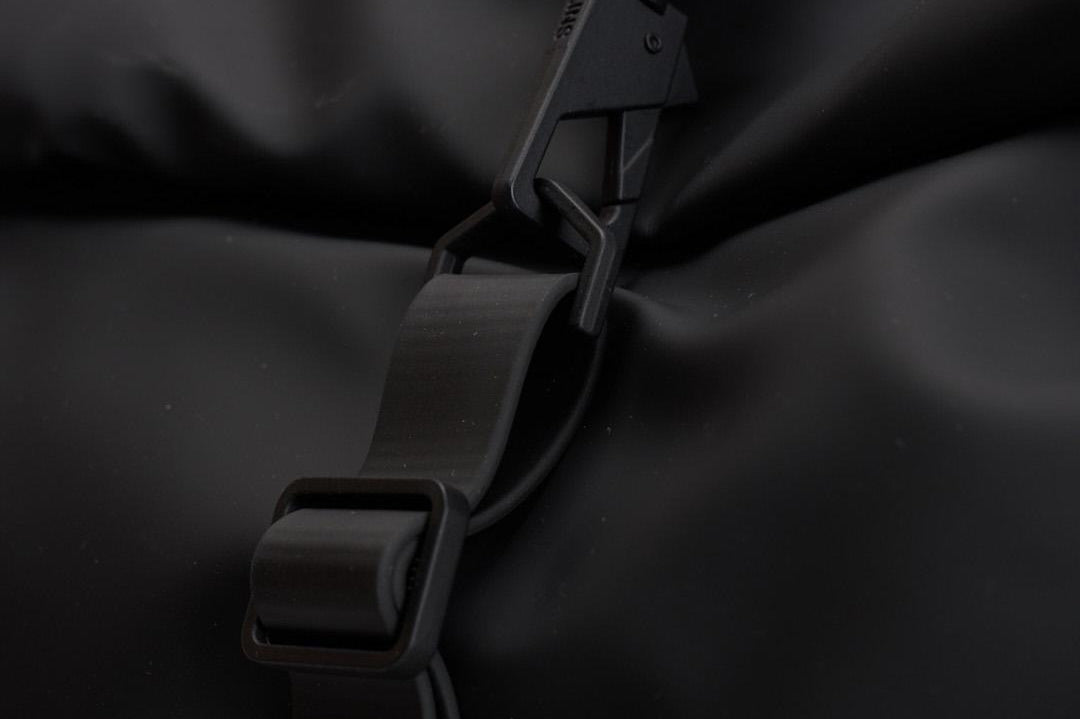 Zaino nero impermeabile uomo 13320 01 RAINS 