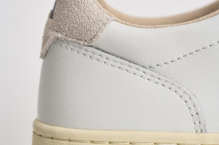 Sneakers uomo Medalist Low bianca e beige AULM BJ04 AUTRY 