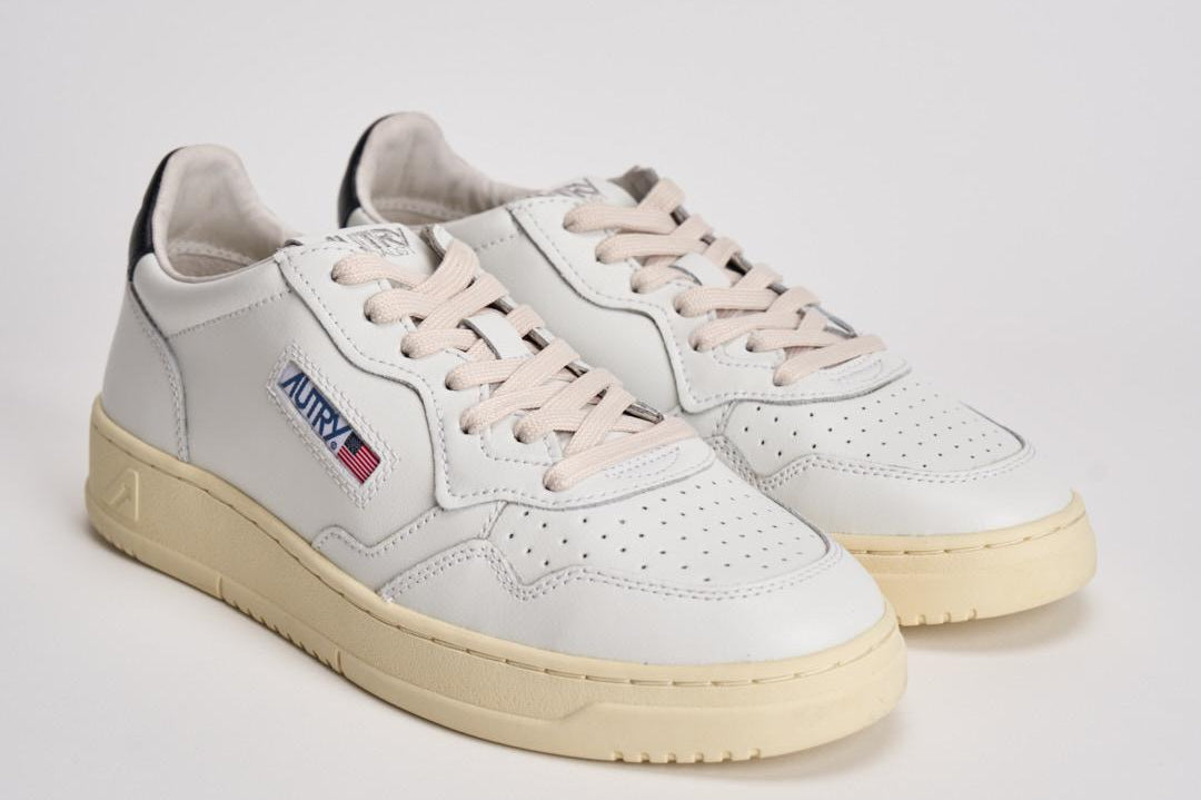 Sneakers Medalist low uomo nera e bianca AULM LL22 AUTRY 