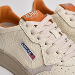 Sneakers uomo Medalist Low bianca e arancione AULM NE13 AUTRY 