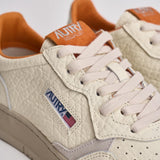 Sneakers uomo Medalist Low bianca e arancione AULM NE13 AUTRY 