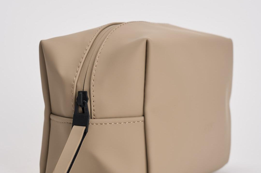 Borsa da toilette Wash Bag Small impermeabile beige 15580 133 RAINS 