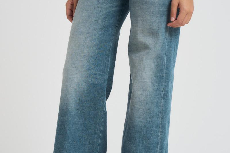 Jeans donna flare D-Akemi 1978 in denim medio A03624 09M5801 DIESEL 